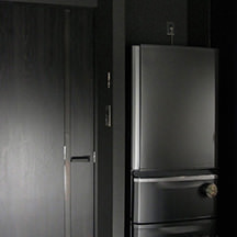 冷蔵庫には黒のシートを貼ってしまう程の徹底ぶり